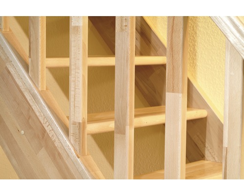 Detailaufnahme einer Holztreppe mit Geländer und Treppenstufen