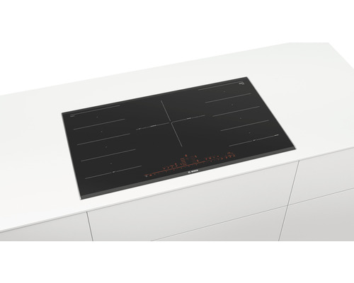 Schwarzes Bosch Induktionskochfeld auf einer Küchentheke