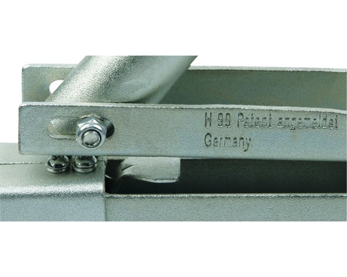 Detailaufnahme einer Halterung mit der Aufschrift H 99 Patent angemeldet Germany