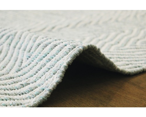 Detailansicht eines Teppichs mit Zickzackmuster.