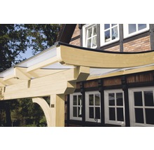 Detailansicht einer Holzpergola mit transparentem Dach vor einem Haus