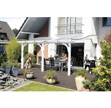 Terrasse mit Terrassenüberdachung, Tisch und Gartenmöbeln vor Haus