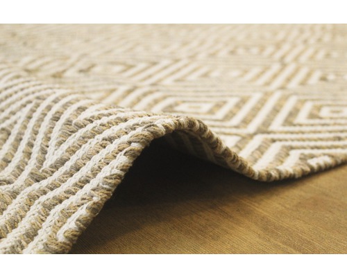 Detailansicht eines Teppichs mit geometrischem Muster