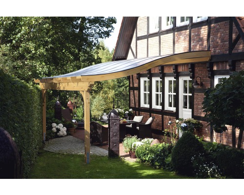 Holzpergola mit Sitzgruppe im Garten