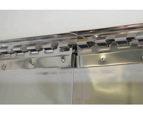 Detailansicht einer Lamellenvorhangschiene aus Metall