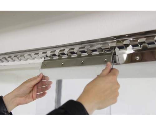 Installation einer Lamellenanlage an einer Wand.