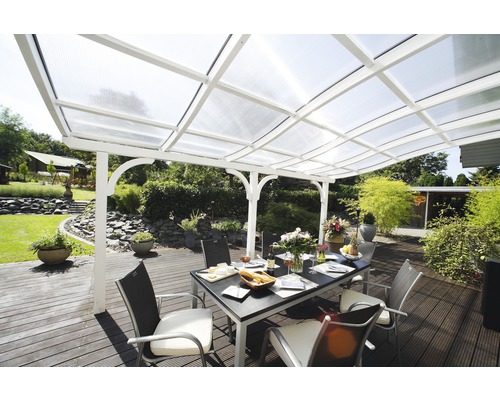 Terrasse mit Überdachung, Tisch und Stühlen im Garten