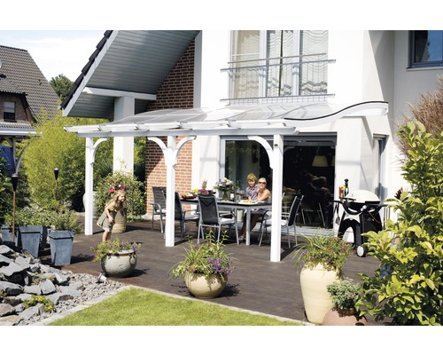 Terrasse mit Terrassenüberdachung, Tisch, Stühlen und Grill