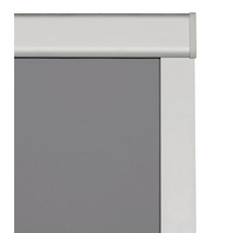 Detail einer Rolloinstallation mit Führungsschienen