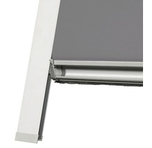 Detailansicht eines Fensters mit Insektenschutzrollo