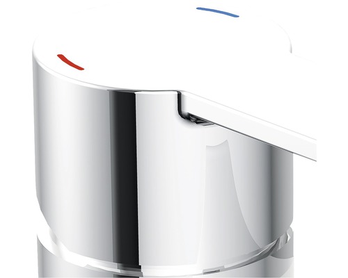 Detailansicht eines Wasserhahn-Hebels mit Markierungen für kaltes und warmes Wasser