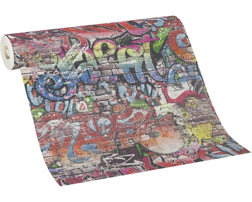 Tapetenrolle mit Graffiti-Motiv auf Ziegelwand