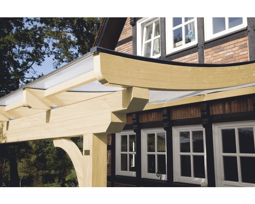 Detailansicht einer Holzpergola mit transparentem Dach vor einem Haus