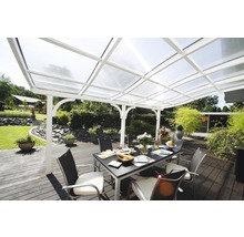 Terrasse mit weißem Terrassendach und Esstisch mit Stühlen