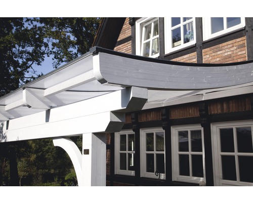 Holzpergola an einem Gebäude mit Fenstern