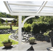 Terrassenüberdachung mit transparenten Elementen und Gartenansicht