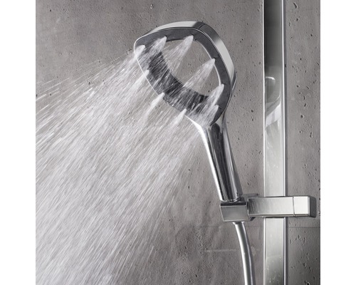 Handbrause mit Wasserstrahl an Duschstange