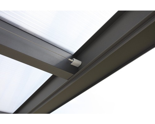 Detailansicht einer Terrassenüberdachung mit Aluminiumrahmen und Polycarbonatplatten