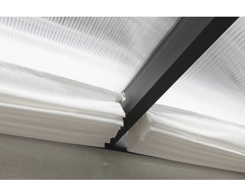 Detailansicht einer Terrassenüberdachung mit Beschattung