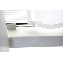 Detailansicht eines Fensters mit Gardinenbefestigung