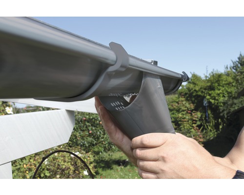 Installation einer Dachrinne mit Fallrohrstutzen