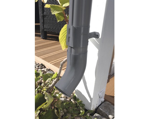 Graues Regenrohr mit Halterung an einer Hauswand