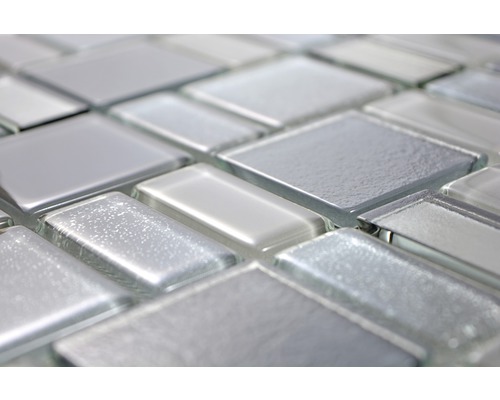 Nahaufnahme von Mosaikfliesen aus Glas