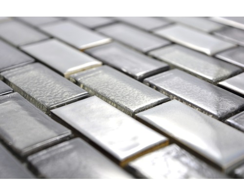 Silberfarbenes Mosaikfliesenmuster in horizontaler Ausrichtung