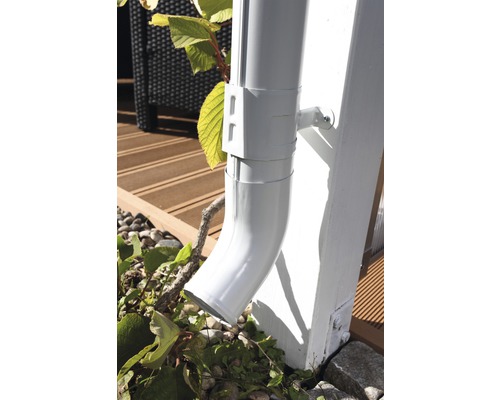 Installierter Dachrinnenablauf an einem Gebäude