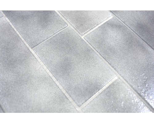 Graue rechteckige Fliesen im Verband verlegt