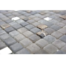 Mosaikfliesen mit quadratischen Steinen in verschiedenen Grautönen