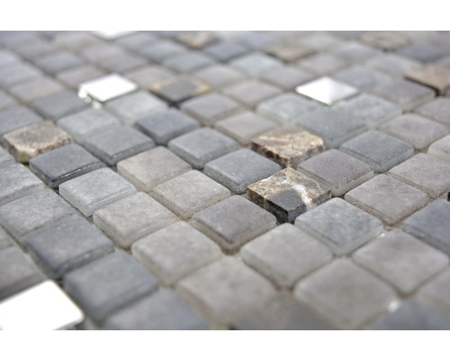 Mosaikfliesen mit quadratischen Steinen in verschiedenen Grautönen