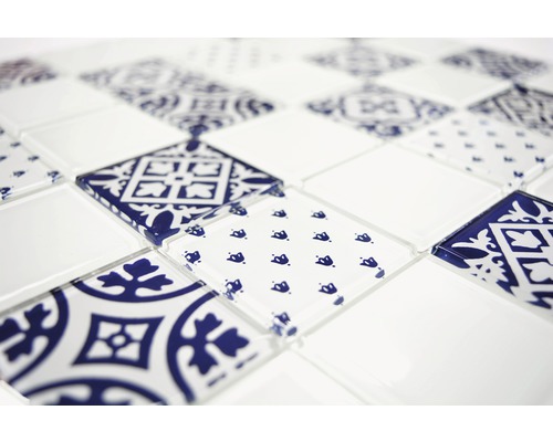 Mosaikfliese aus Glas mit weißem und blauem Muster