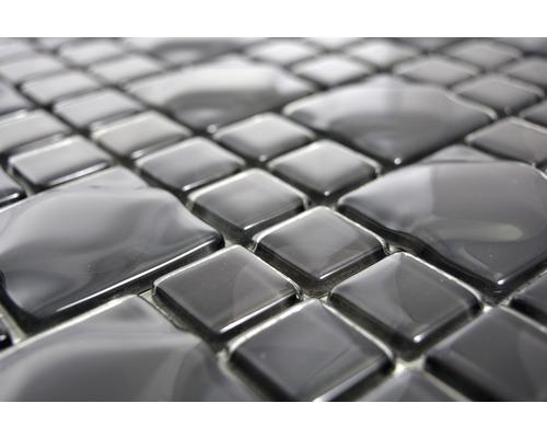 Nahaufnahme von schwarzen Mosaikfliesen