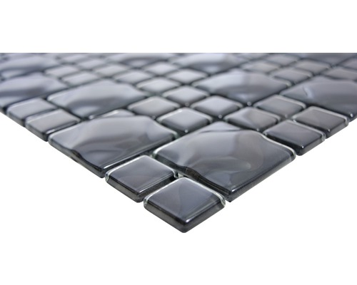 Nahaufnahme eines Mosaiks mit quadratischen und rautenförmigen Steinen