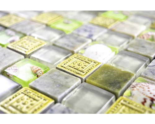 Nahaufnahme von Mosaikfliesen mit Glas-, Stein- und Muschelelementen