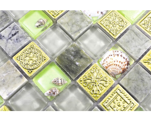 Mosaikfliese mit Glas, Stein, Muscheln und Ornamenten