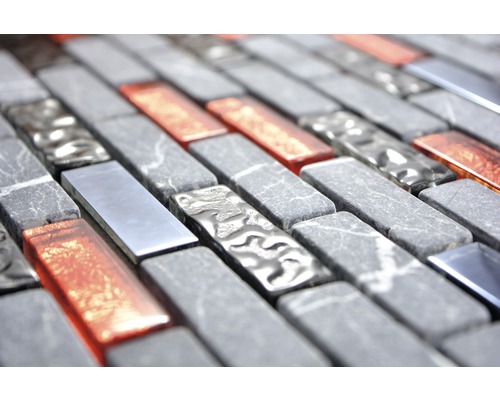 Mosaikfliese mit Stein-, Glas- und Metallelementen