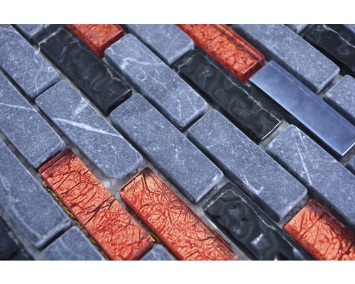 Mosaikfliese aus Stein und Glas im Detail