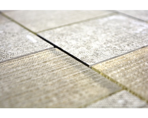 Nahaufnahme von strukturierten Fliesen mit Fugen