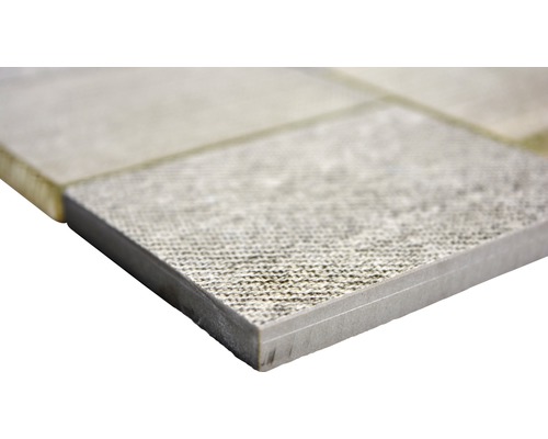 Nahaufnahme von quadratischen, hellen Keramikfliesen