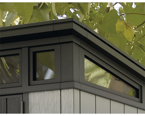 Detailansicht eines Gartenhauses mit Fenstern
