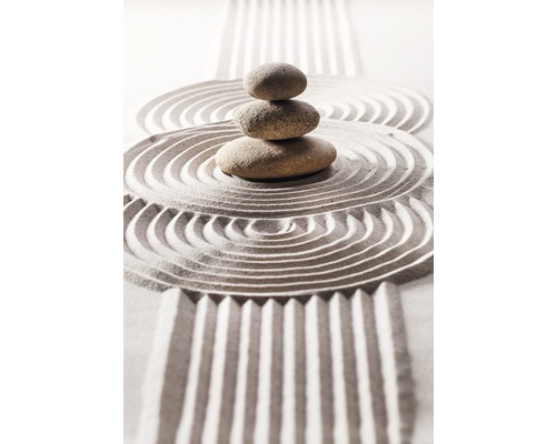 Zen Garten mit gestapelten Steinen und geharktem Sand