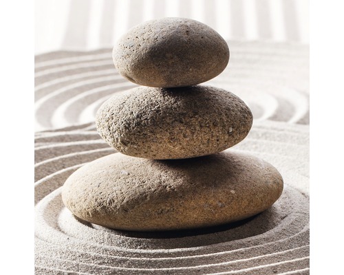 Drei gestapelte Steine auf Sand