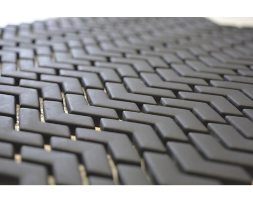 Detailaufnahme einer schwarzen, modularen Bodenmatte mit Zickzackmuster
