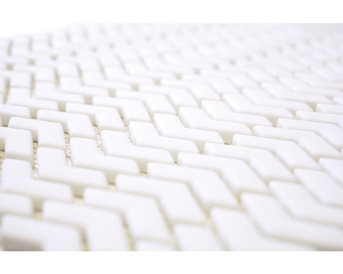 Weisse Mosaikfliesen mit Pfeilmuster