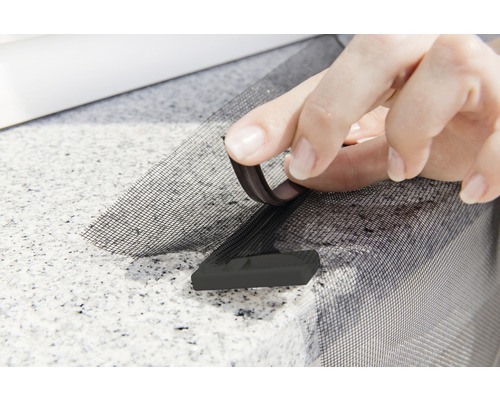 Anbringen eines Insektenschutzgitters mit Gummilippe an einem Fenster