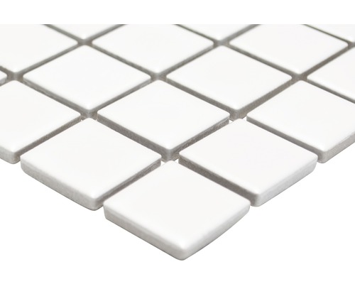 Nahaufnahme von weißen quadratischen Mosaikfliesen