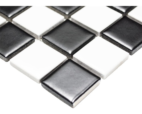 Nahaufnahme von quadratischen Mosaikfliesen in Schwarz und Weiß