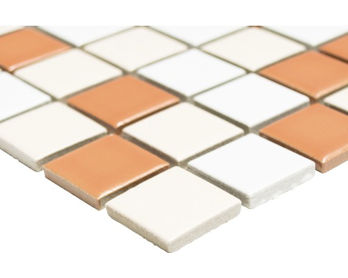 Mosaikfliese mit quadratischen Steinen
